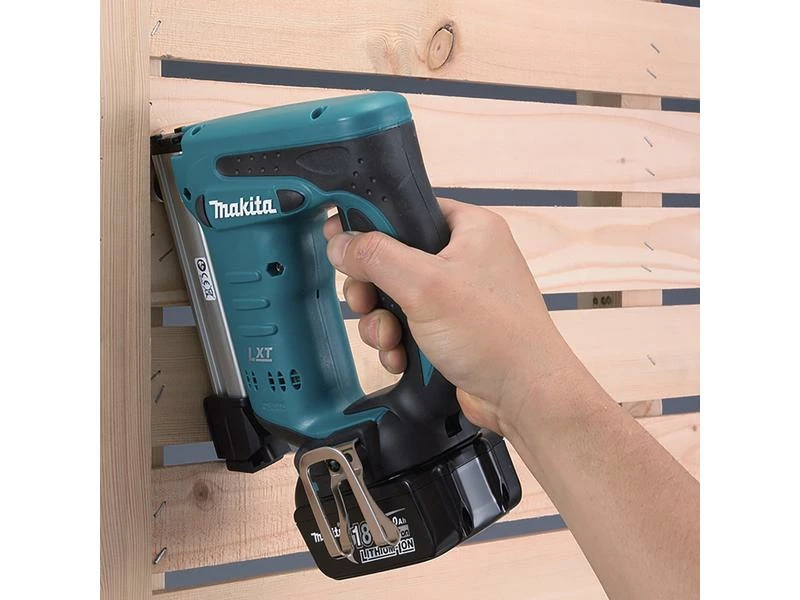 Makita Akku-Tacker DST221 Kit 4 Makita Akku-Tacker DST221 Kit – Bild 2